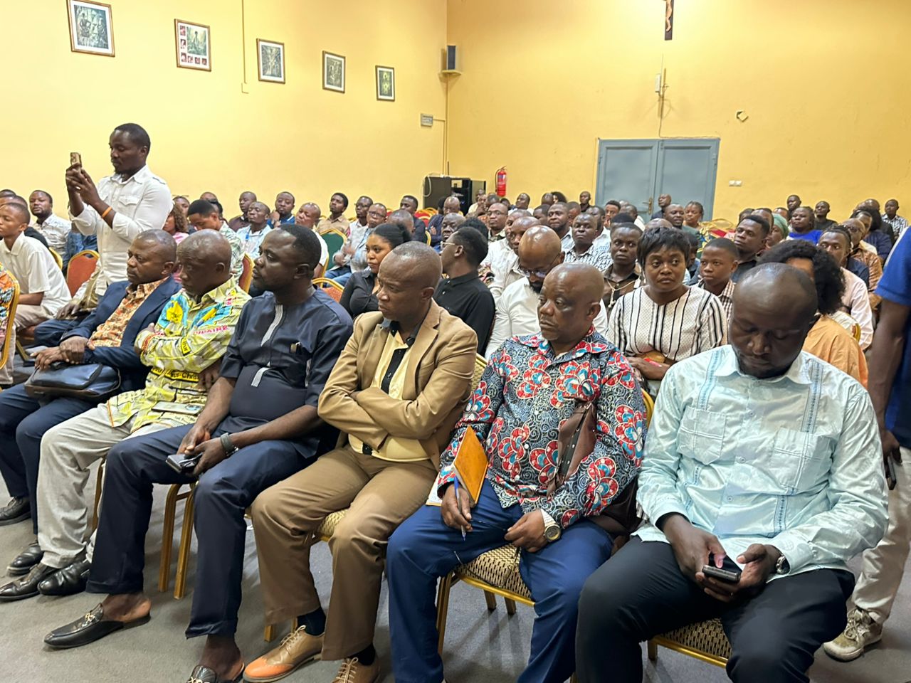 Rubens Mikindo échange avec les fils et filles de Walikale à Kinshasa sur les défis de leur territoire