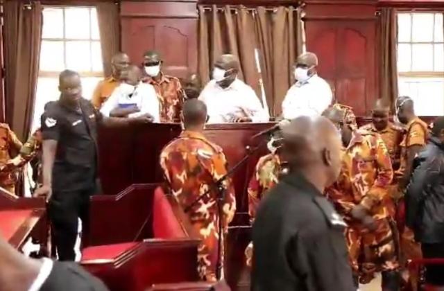 Ouganda : Kizza Besigye s'effondre au tribunal en pleine audience, son médecin personnel se voit refuser l'accès