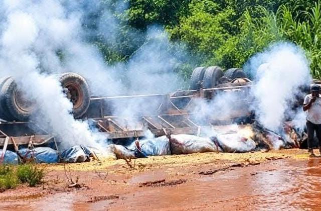 Haut-Uélé : un véhicule de Kibali Gold Mining transportant des produits acides se renverse à Faradje