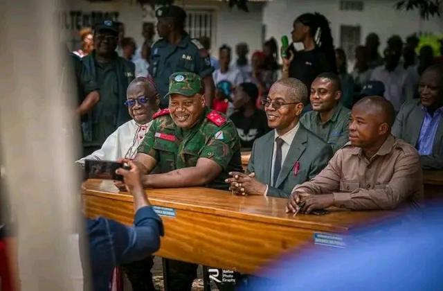 RDC : le Service national remet 2 000 bancs-pupitres à 14 écoles publiques de Mbuji-Mayi