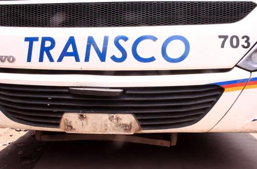 Kinshasa: Un commandant de la police accusé d’avoir vandalisé un bus Transco