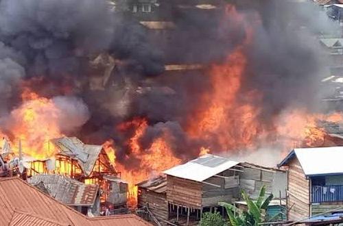 Sud-Kivu : 28 maisons parties en fumée et 15 autres détruites par les habitants pour limiter les dégâts d’un incendie à Bukavu