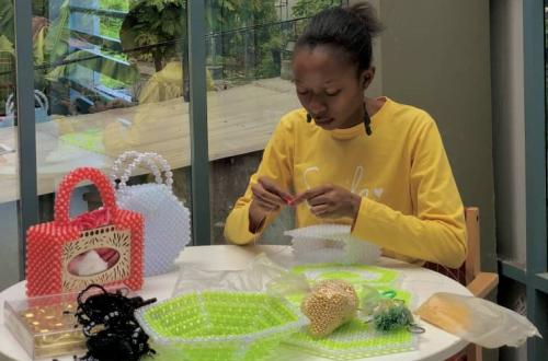Goma : “Artisca” une entreprise d'une jeune fille qui se taille sa place dans la confection des objets avec les perles