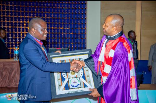Enseignement supérieur : Muhindo Nzangi décoré « Commandeur de l’Ordre International des Palmes Académiques du CAMES »