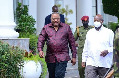 Museveni et Kenyatta unissent leurs forces pour la paix en RDC lors d'une réunion à Entebbe