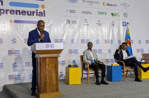 Sud-Kivu : Le gouverneur Théo Ngwabidje Kasi encourage les entrepreneurs à lutter contre le chômage en RDC