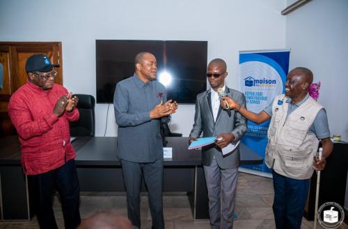 RDC : Dénis Kadima remet à la maison des élections de la loi électorale traduite en écriture braille à l'association « Voir Avec le Cœur »