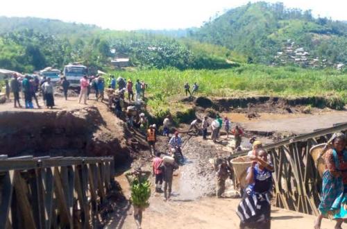 Les inondations au poste frontière de Mpondwe coupent les trafics entre la RDC et l'Ouganda
