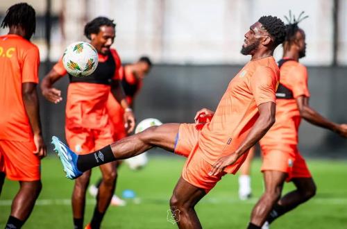 CAN 2023 : Le défenseur central Dylan Batubinsika Incertain pour le coup d’envoi