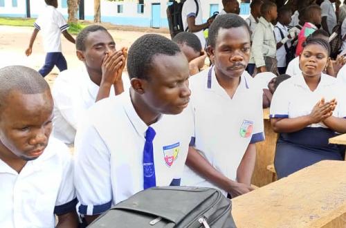 Des aveugles et malvoyants du centre de Rééducation des handicapés Amani (CRHA) au culte dédié à leur faveur à l'institut Salema 1.