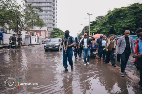 Judith Suminwa effectue une visite surprise des travaux de construction et de réhabilitation de la voirie de Kinshasa