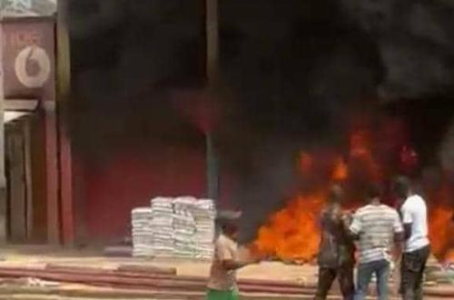 Une maison de commerce consumée par le feu