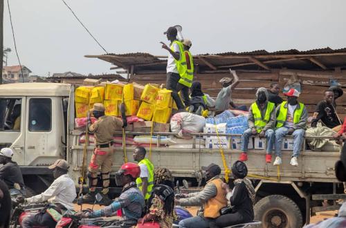 Des groupes sociaux de Butembo apportent des vivres et non vivres aux FARDC et Wazalendo