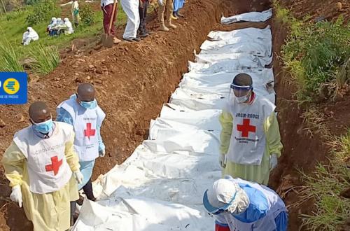 La Croix-Rouge organise l’inhumation de 18 corps victimes de l’invasion du M23