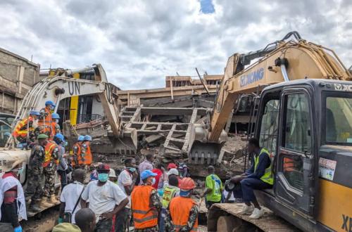 Un immeuble en construction s’effondre, les soupçons tournent autour de la défaillance technique et le sacrifice mystique
