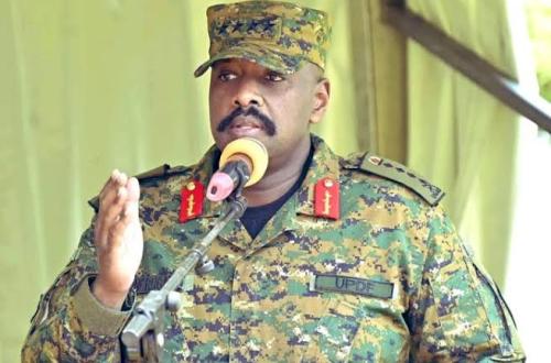 Ouganda–RDC : le général Muhoozi Kainerugaba rompt le silence et promet de traquer les ADF et CODECO « jusqu’au bout »