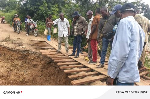 Débordement des eaux à Fizi : Akili Bernard s'engage à réhabiliter le pont Lubichako