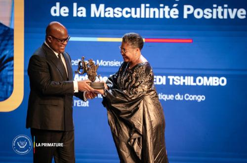Kinshasa : Judith Suminwa remet au Président de la République un trophée symbolique de la masculinité positive