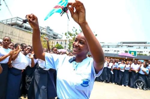Kinshasa : Félix Tshisekedi remet deux bus et une centaine d’ordinateurs au Lycée Monseigneur Shaumba