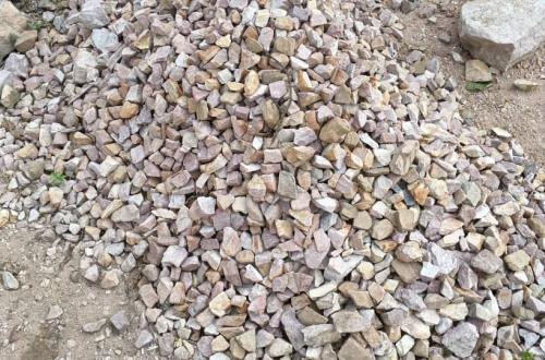 Sud-Ubangi : les casseurs de pierres peinent à scolariser leurs enfants faute des moyens
