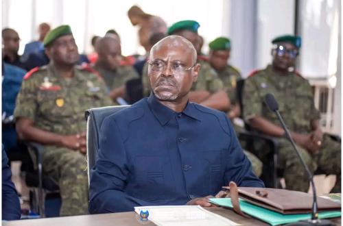 RDC : le ministre de la Défense suspend les autorisations de sortie du pays des officiers généraux et supérieurs