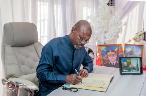 RDC : un livre de condoléances ouvert en hommage aux victimes du crash de Kenge