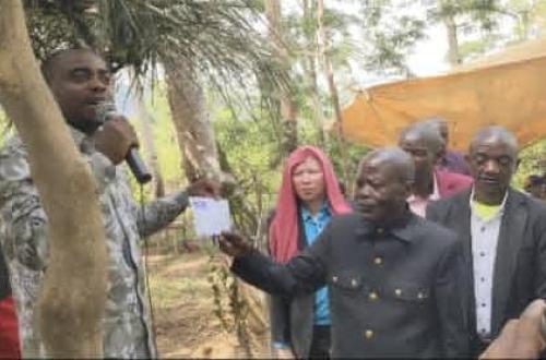 Fizi : le Chef de Secteur de Lulenge remet le don du Vice-Gouverneur pour la construction de l'église 34ème CADAF de Kilembwe