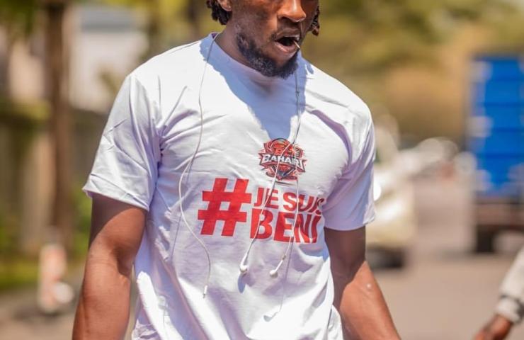 Bahari reussit son entrée et rend hommage aux victimes des massacres de Beni