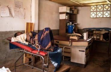 Kinshasa : le Ministère des Droits Humains dénonce un traitement inhumain infligé à une femme en accouchement