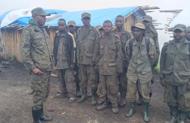 Sud-Kivu : 13 éléments Twiganeho alliés à l'AFC-M23 se rendent aux FARDC à Mikenge, un hélicoptère Rwandais abattu et la localité de Muramvia récupéré