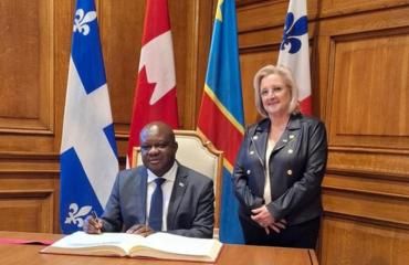 RDC – Canada : Crispin Mbadu signe dans le Livre d’Or de la Ville de Montréal