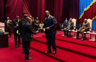CHESD : le député national Carly Nzanzu Kasivita décroche la « Grande Distinction » avec 81 % et reçoit son diplôme des mains du Président Félix Tshisekedi