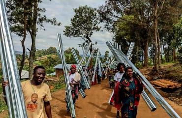 Kisunga : Saidi Balikwisha offre 100 tôles pour soutenir les travaux du secteur catholique