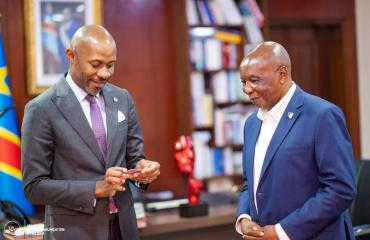 RDC : Patrick Muyaya honoré par la presse, il reçoit sa carte d'honneur de l'UNPC