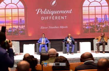 RDC : Jacques Djoli porte le baptême symbolique de l’ouvrage d’Éliezer Ntambwe Mposhi intitulé « Politiquement différent »