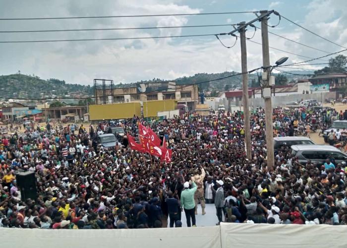 <p>Koffi Olomide s’adressant le 2 décembre à la population de Beni. © Kitsa Musayi </p>