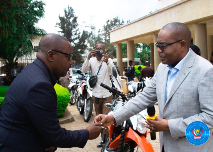 Sud-Kivu : Le Gouverneur Théo Ngwabidje Kasi remet 37 motos Honda aux sous-Proved de sa Juridiction