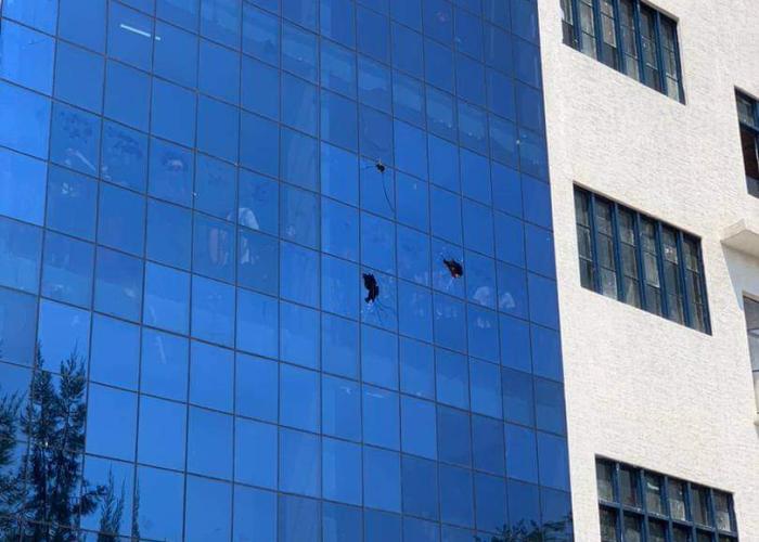 Goma : lors d'une manifestation, les étudiants de l'ISTA lancent des projectiles sur le nouveau bâtiment de l'UNIGOM