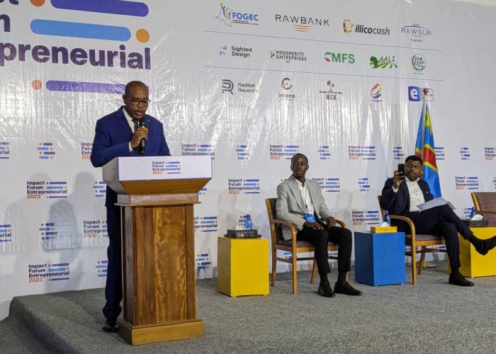 Sud-Kivu : Le gouverneur Théo Ngwabidje Kasi encourage les entrepreneurs à lutter contre le chômage en RDC