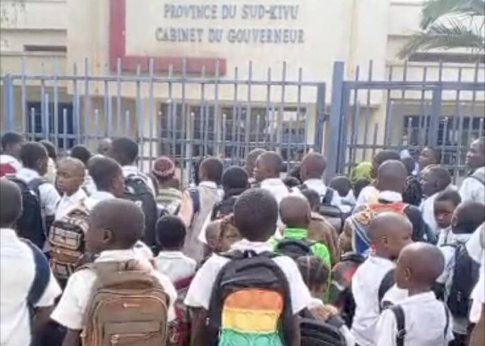 Des écoliers dans la rue pour revendiquer leur droit à l'éducation