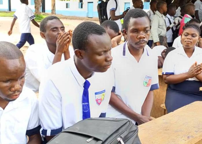 Des aveugles et malvoyants du centre de Rééducation des handicapés Amani (CRHA) au culte dédié à leur faveur à l'institut Salema 1.