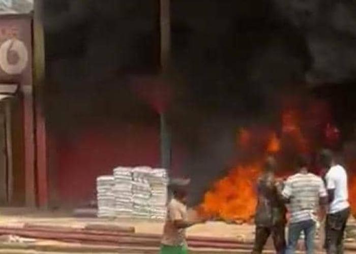 Une maison de commerce consumée par le feu