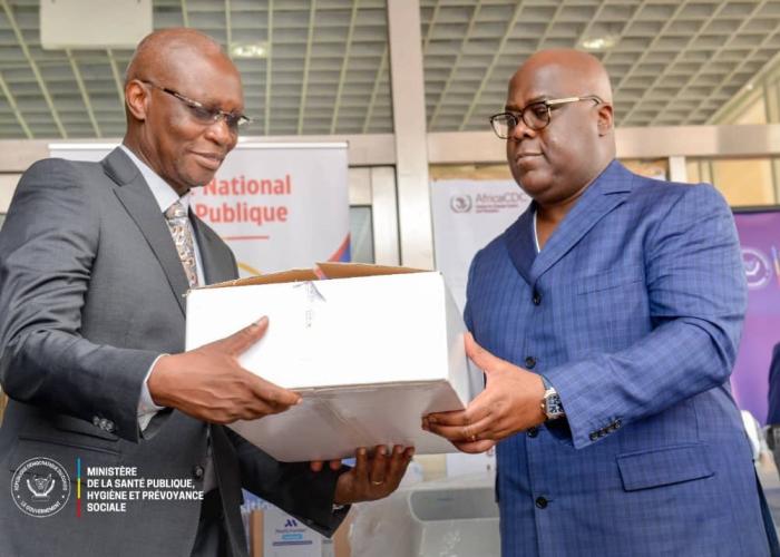 Félix Tshisekedi receptionne des équipements de laboratoire et de Kits de réactifs de la part d'Africa CDC